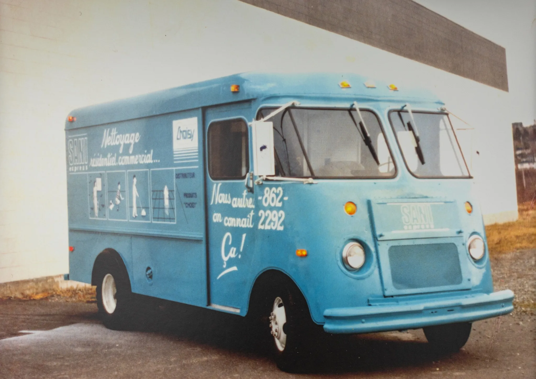 Le premier camion de livraison Sani Express, fourgon bleu des années 1980
