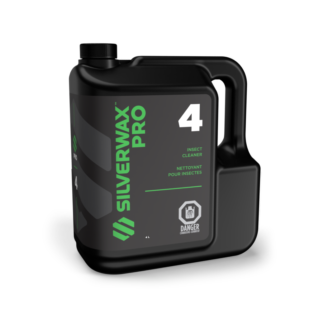 Bidon noir 4L Silverwax Pro Insect Cleaner, étiquette verte/blanche, entretien sanitaire écologique, symbole danger visible.