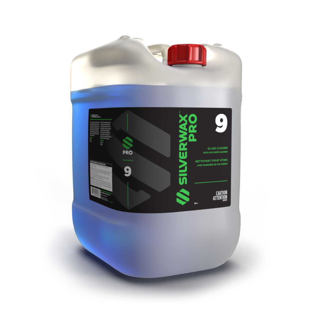 Bidon plastique translucide bleu, SILVERWAX PRO 9 nettoyant vitres, bouchon rouge, entretien sanitaire.