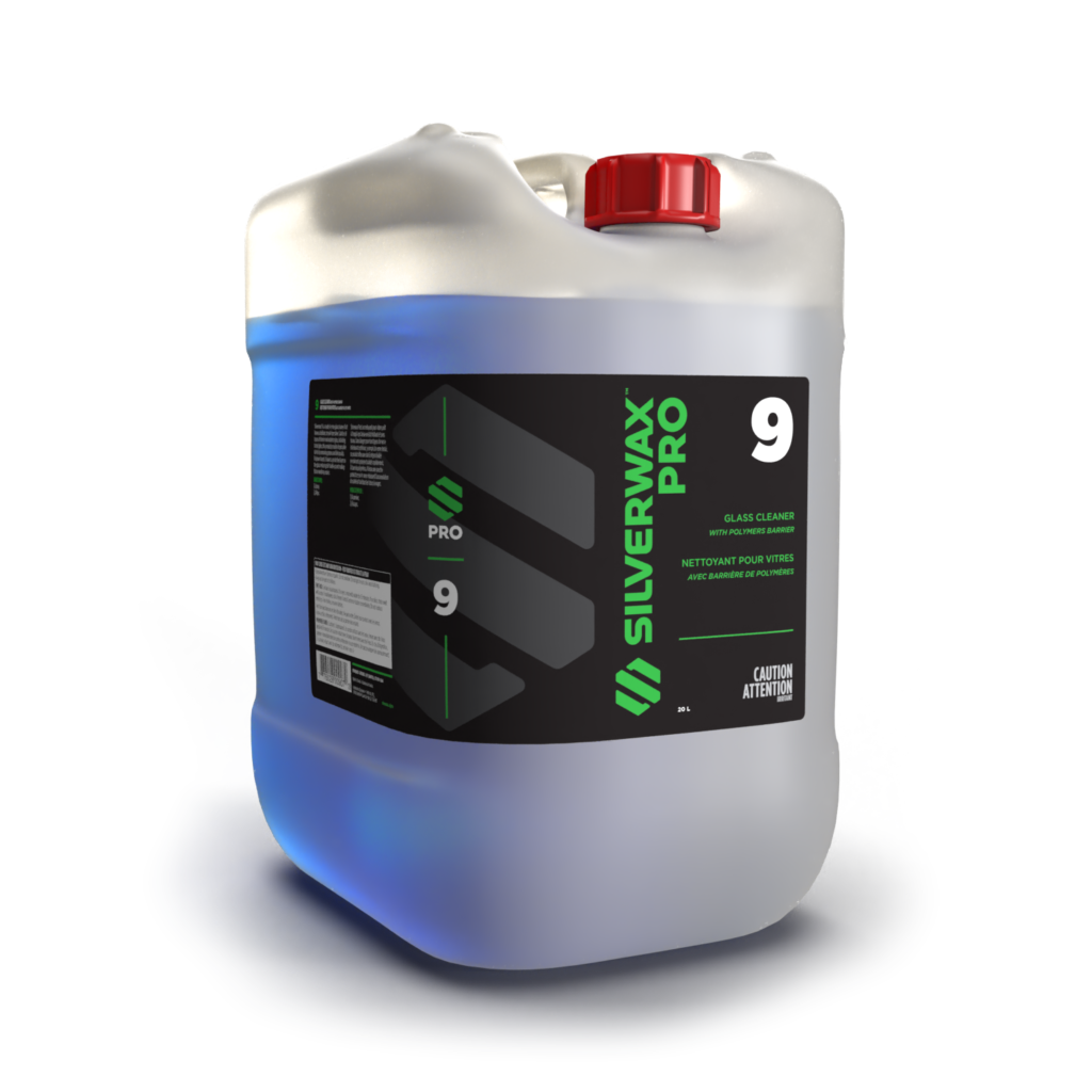 Bidon plastique translucide bleu, SILVERWAX PRO 9 nettoyant vitres, bouchon rouge, entretien sanitaire.