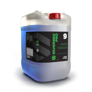 Bidon plastique translucide bleu, SILVERWAX PRO 9 nettoyant vitres, bouchon rouge, entretien sanitaire.