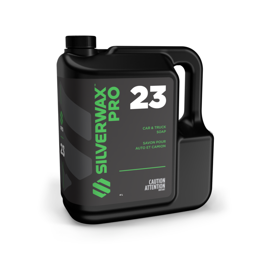 Bidon noir 4 L SILVERWAX PRO 23, savon véhicules, étiquette verte/blanche, avertissement sécurité avant.