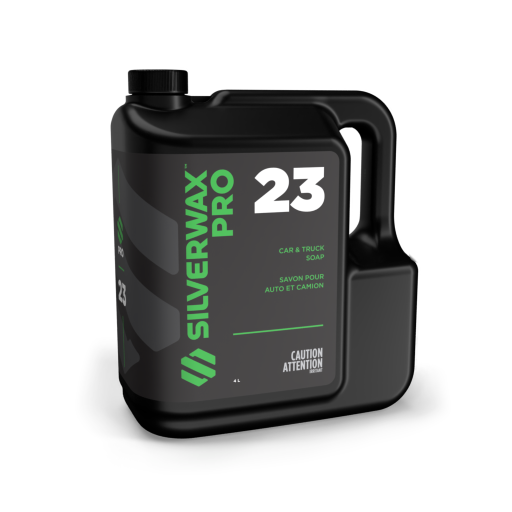 Bidon noir 4 L SILVERWAX PRO 23, savon véhicules, étiquette verte/blanche, avertissement sécurité avant.