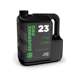 Bidon noir 4 L SILVERWAX PRO 23, savon véhicules, étiquette verte/blanche, avertissement sécurité avant.