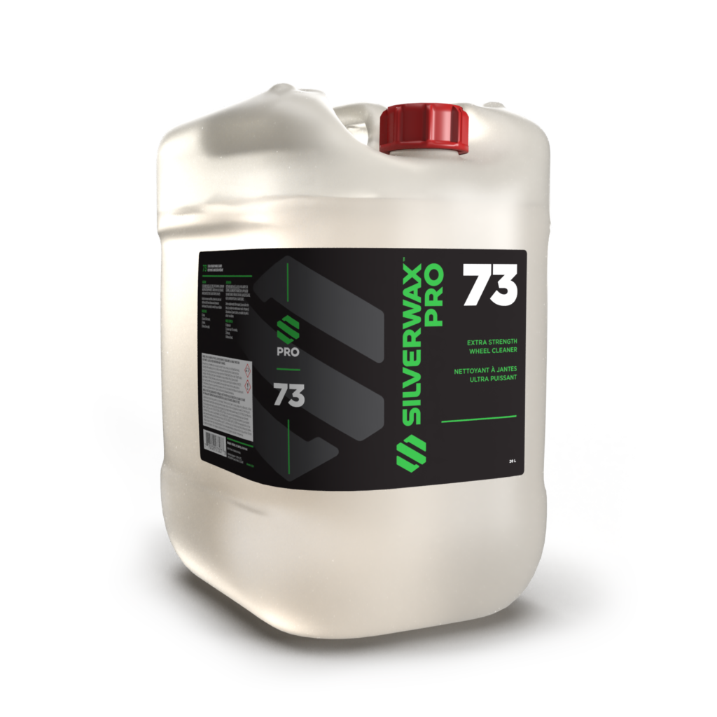 Bidon translucide de nettoyant jantes Silverwax Pro 73 extra-fort, capuchon rouge, étiquette noire professionnelle.
