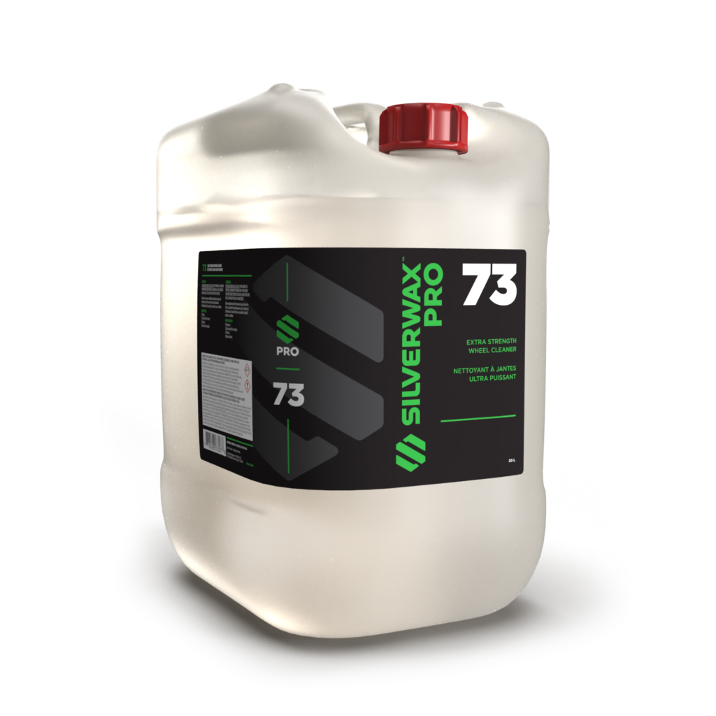 Bidon translucide de nettoyant jantes Silverwax Pro 73 extra-fort, capuchon rouge, étiquette noire professionnelle.