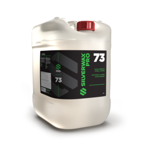Bidon translucide de nettoyant jantes Silverwax Pro 73 extra-fort, capuchon rouge, étiquette noire professionnelle.