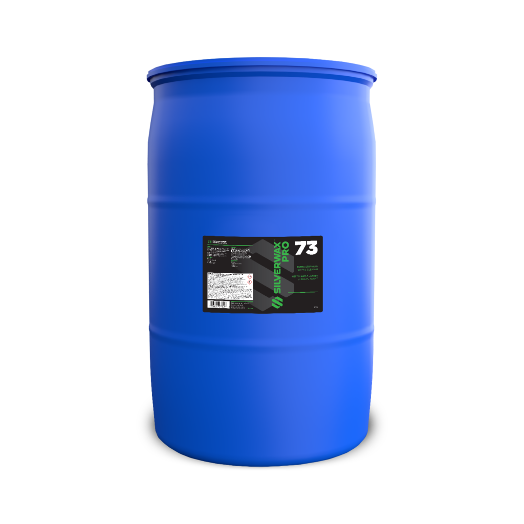 Fût plastique bleu Silverprow 73, étiquette noire et verte, destiné à l'entretien sanitaire écologique.