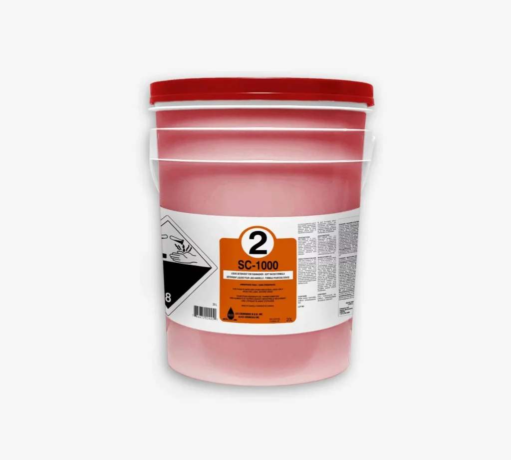 Seau plastique translucide à couvercle rouge, liquide rose, détergent entretien SC-1000, étiquette dangers, emballage pro.