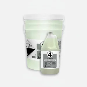 Bidons de produits d'entretien L-4000 pour sanitaires, avec pictogrammes de sécurité, posés sur fond blanc.